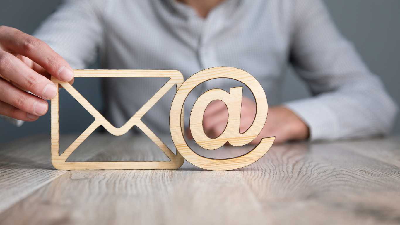 7 Perbedaan Email Bisnis Dan Surat Bisnis, Apa Saja?